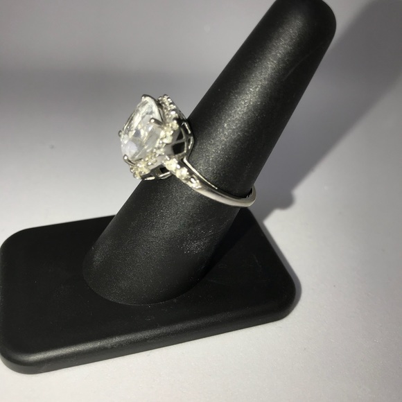 White Gold White Topaz Ring - Picture 3 of 4