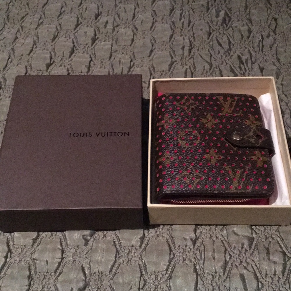 Louis Vuitton Fuschia Monogram Compac Zippe Waller