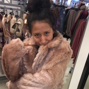 Meet your Posher, Demi