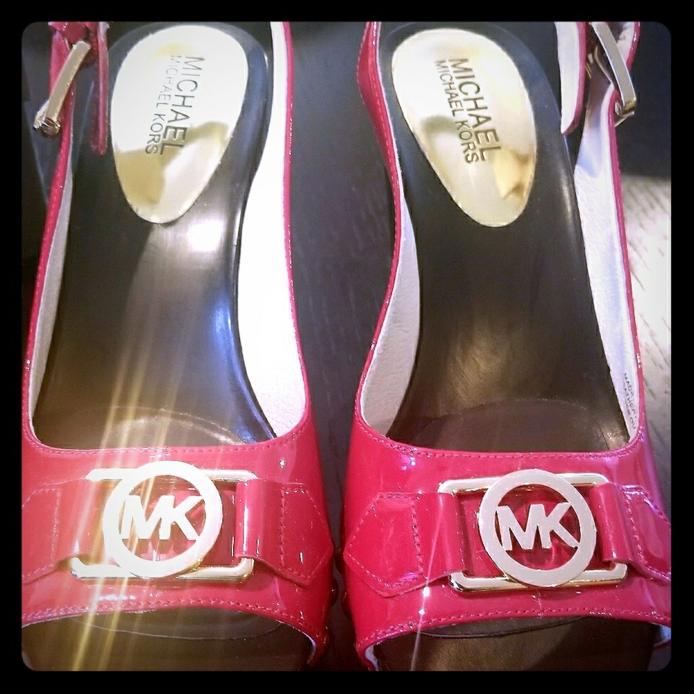 MICHAEL Kors Charm Sling Platform wedge patent lea