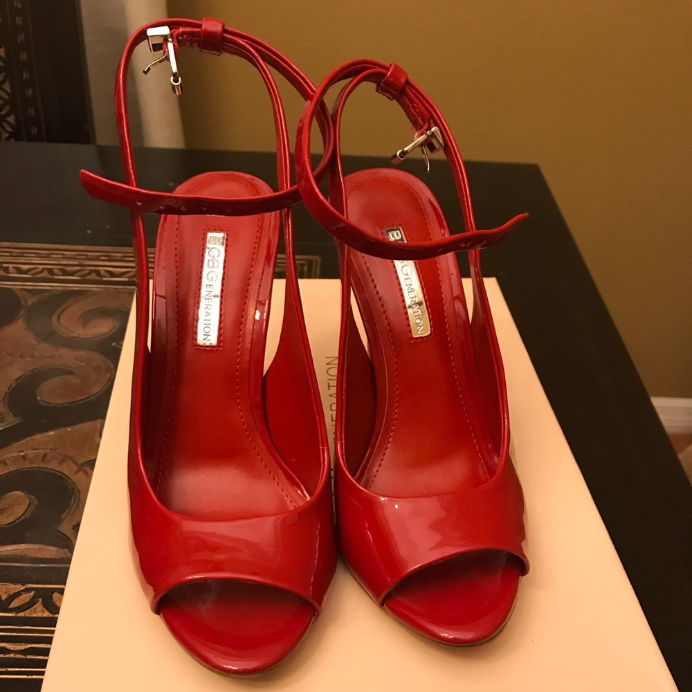 BCBG PATENT LEATHER CANDY APPLE RED SLING BACKS