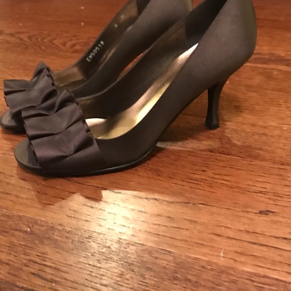 Women’s Stuart Weitzman Brown Dressy Heel - Picture 2 of 8