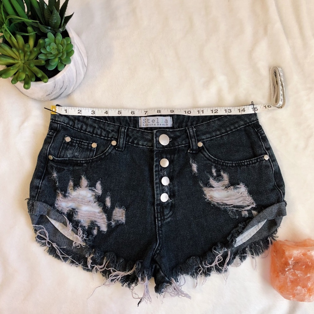 Distressed denim shorts 💛