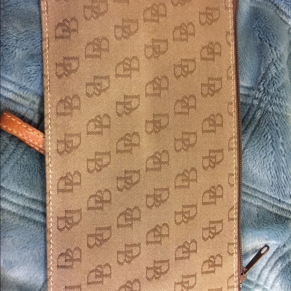 Dooney& Bourke wristlet. Gentle used. - Picture 2 of 3