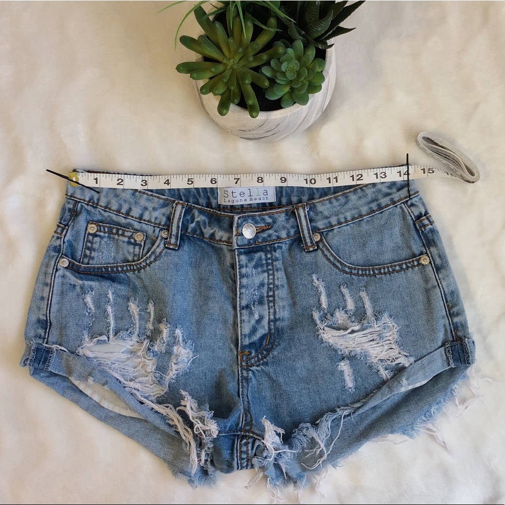 Distressed denim shorts 🌿