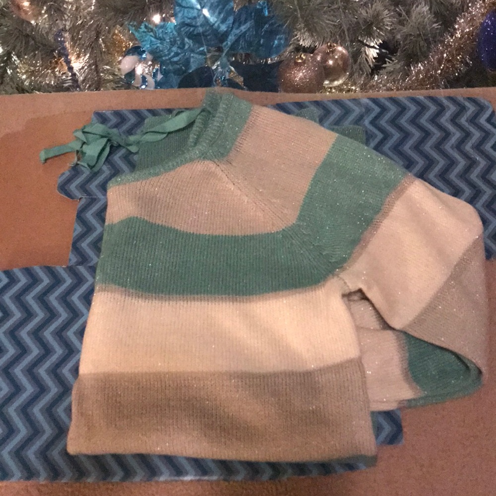 Like new Vanity sweater tie in back Size L