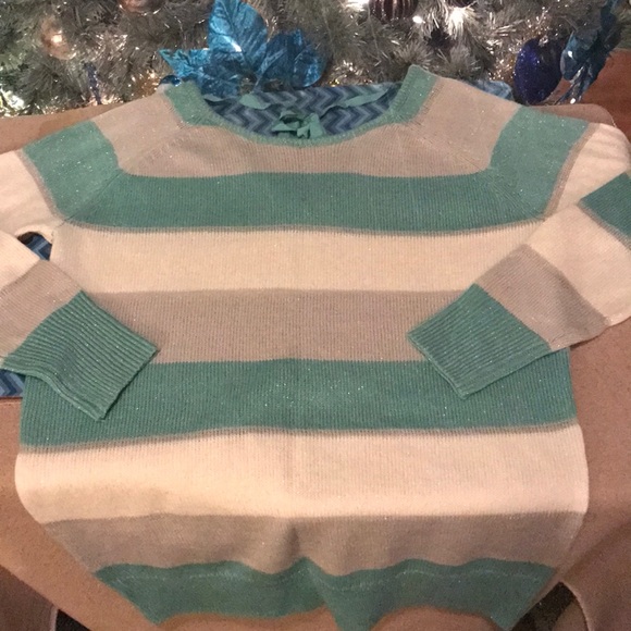 Like new Vanity sweater tie in back Size L - Picture 2 of 3