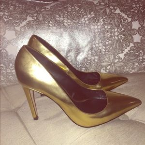 Gold pointy heels