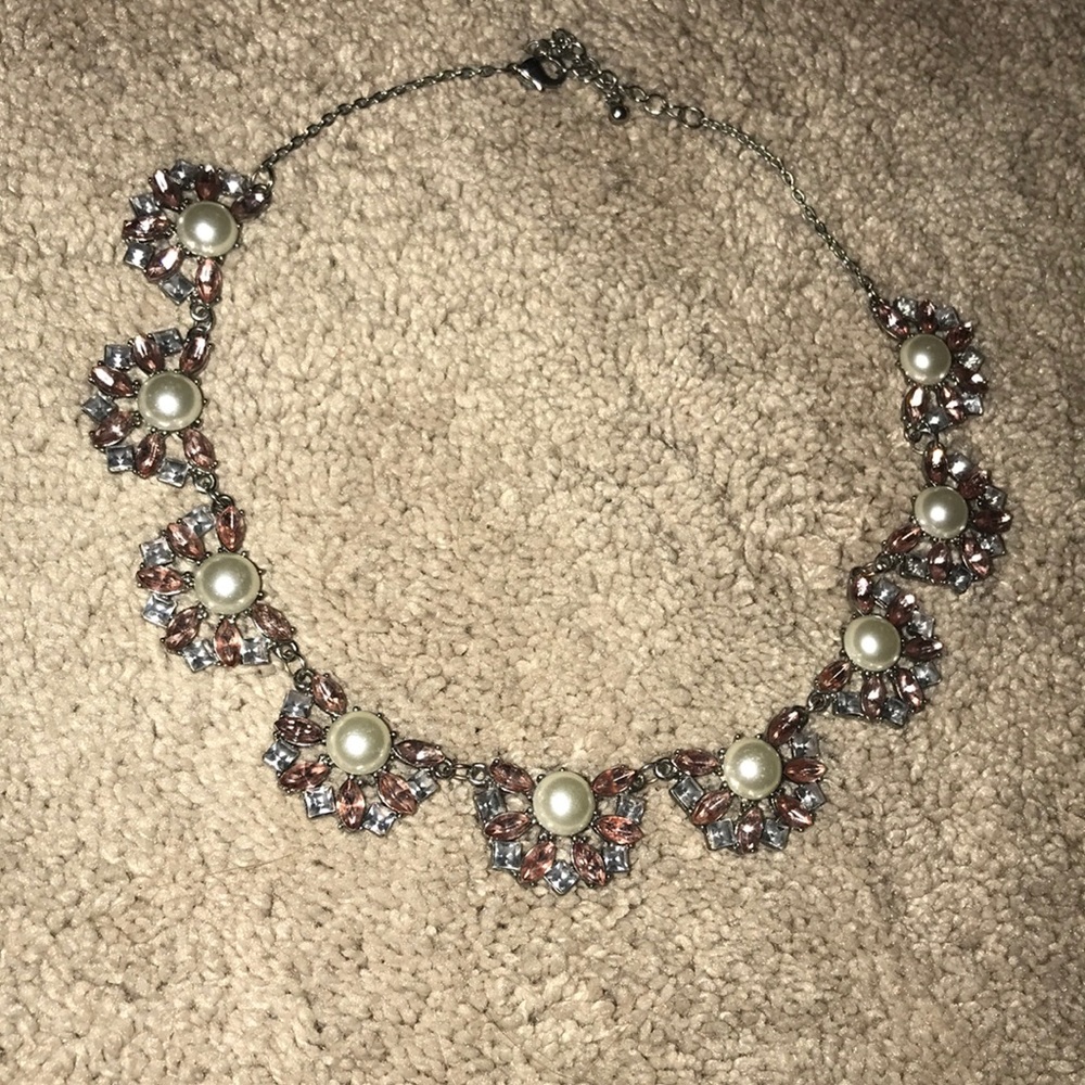 Short chain pearl jeweled necklace.