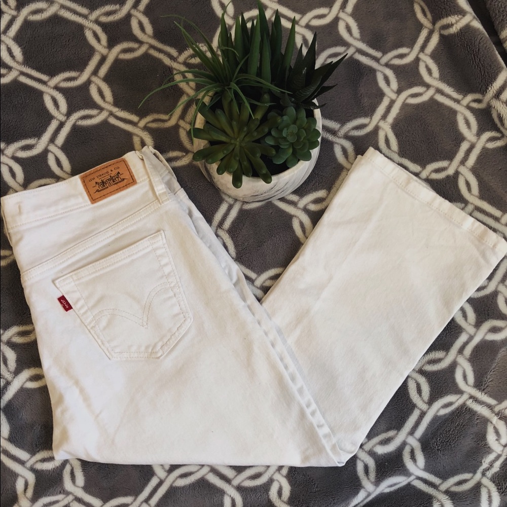 white denim Levi 515 capris!🌿