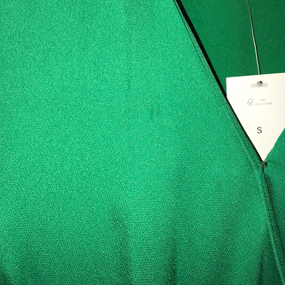 Gorgeous emerald green wrap dress! - Picture 5 of 8