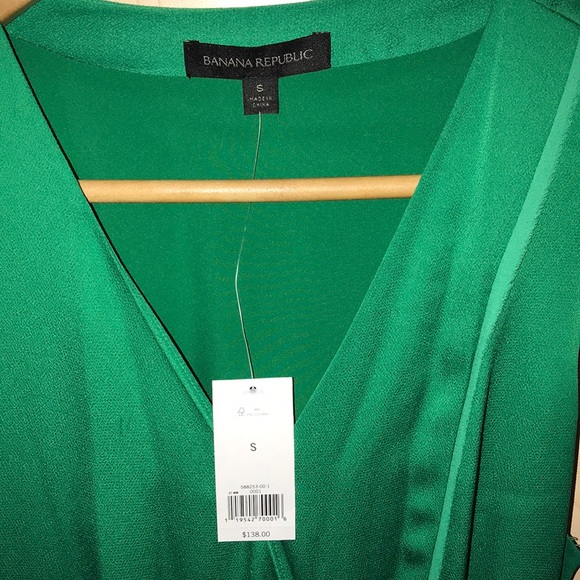 Gorgeous emerald green wrap dress! - Picture 3 of 8