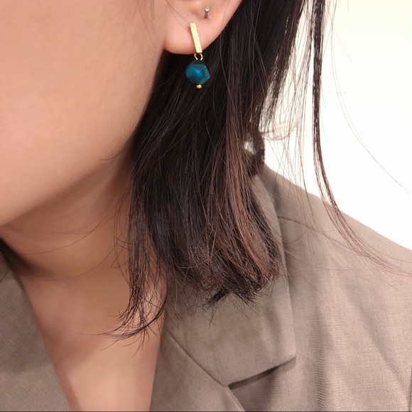 BACK in Stock 18k gold plated blue stone earring - Picture 4 of 4