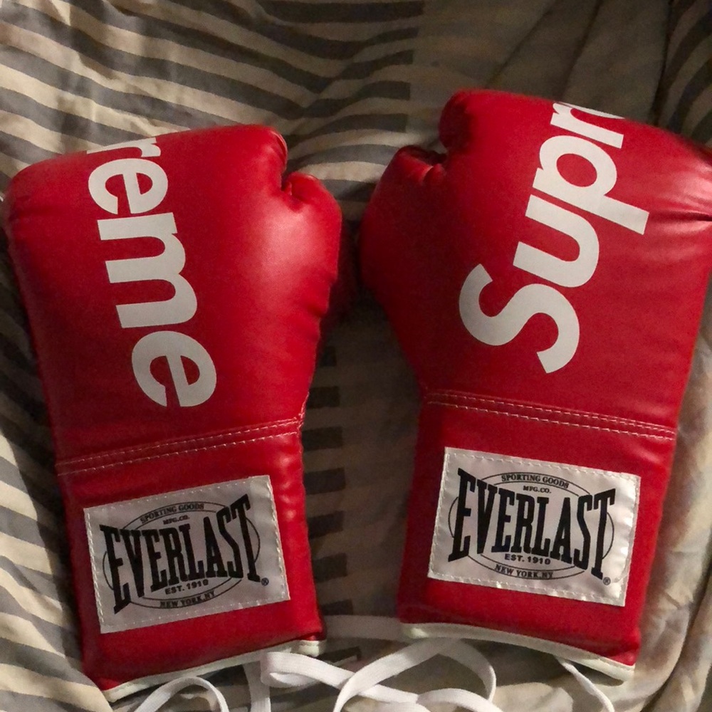 Supreme gloves