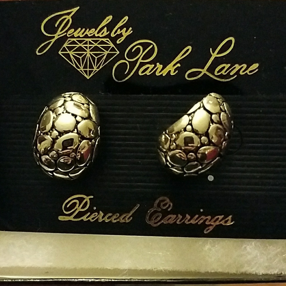 Silver earrings with pattern