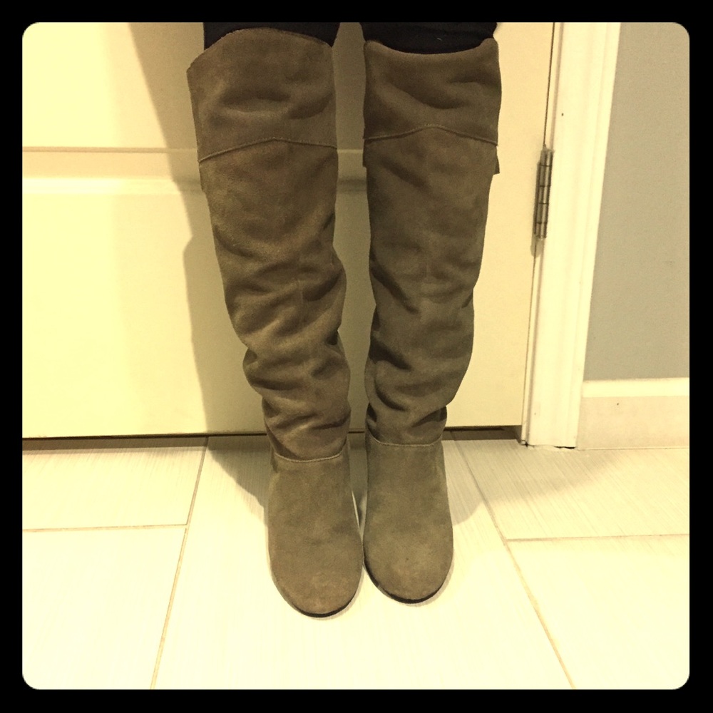 Olive boots, perfect for this season.