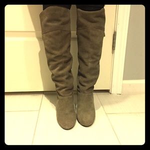Olive boots, perfect for this season.