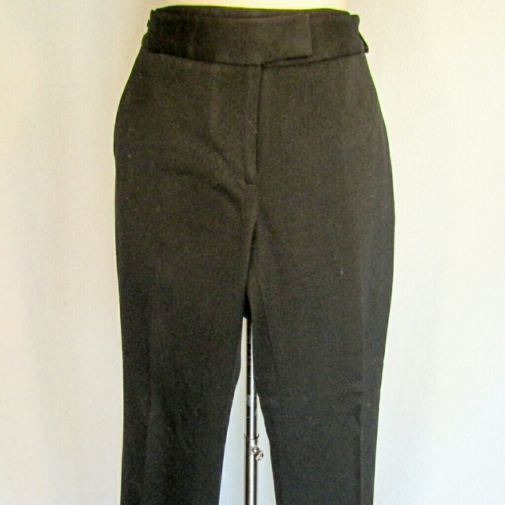 ANN TAYLOR BLACK PANTS WITH TWO BACK POCKETS. CROP
