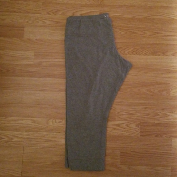 3 pairs of yoga pants - Picture 3 of 4