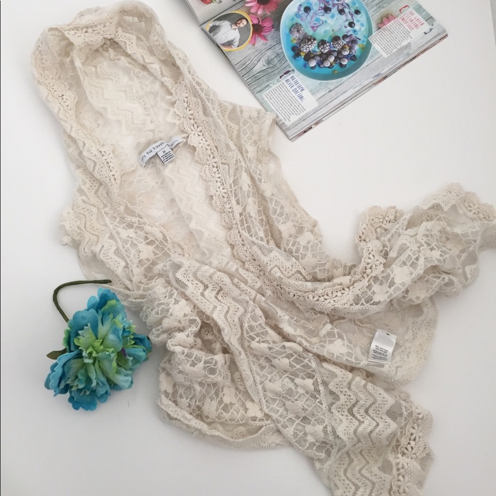 Lacey romantic vest with hoody