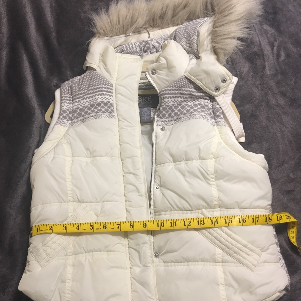 Buckle BKE White Vest with faux fur hood large