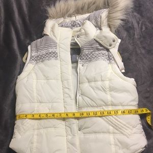 Buckle BKE White Vest with faux fur hood large
