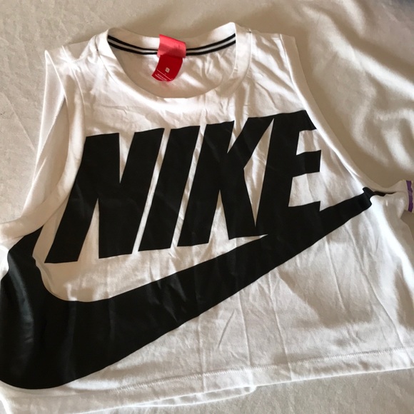 Nike, nwot, large, essential crop top - Picture 2 of 4