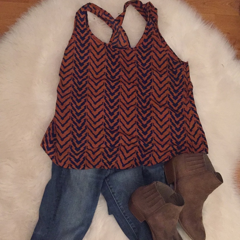 Body central burnt orange and navy slit tank top.