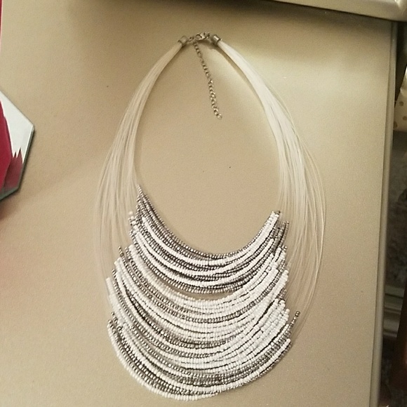 White and silver beaded necklace - Picture 5 of 5