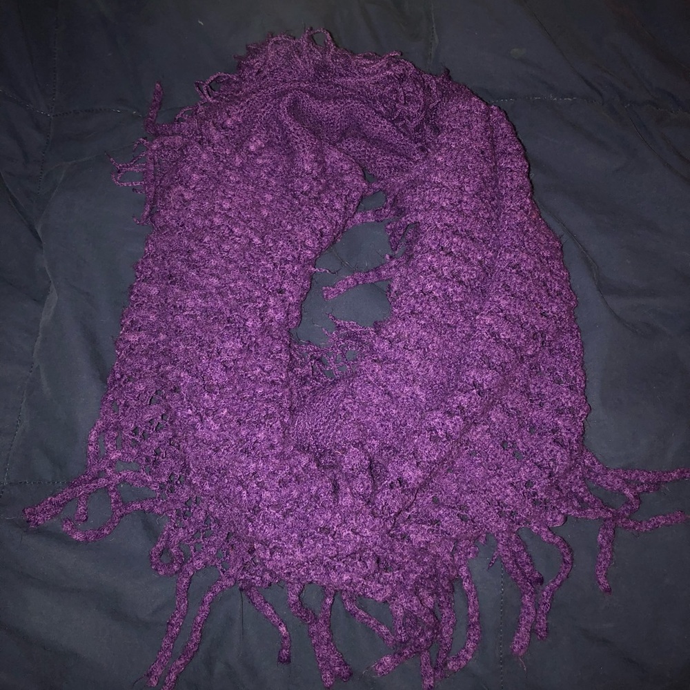 Bundle of scarves & 1 beanie!