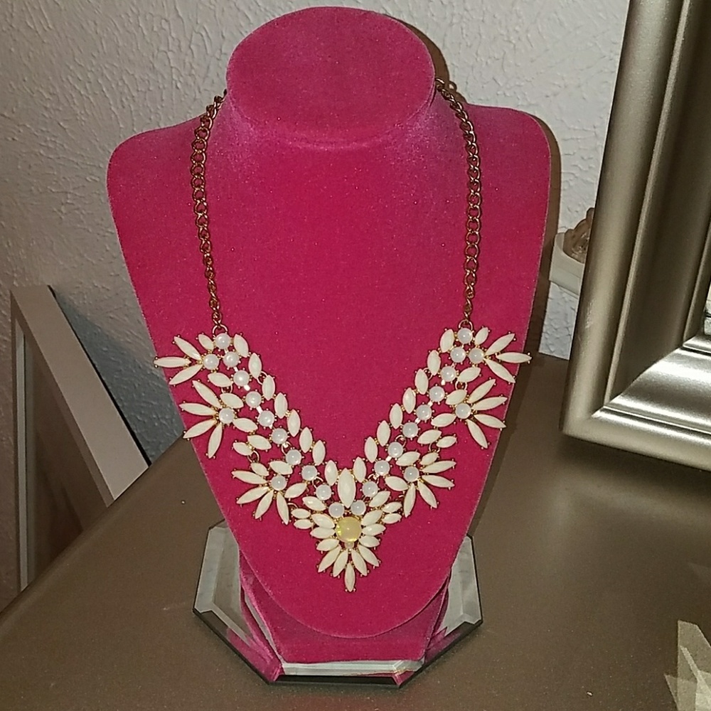 Cream fashion jewelry necklace