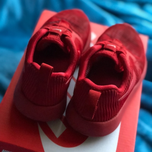 Size 10c Red Nike roshe Run - Picture 3 of 5