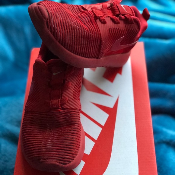 Size 10c Red Nike roshe Run - Picture 4 of 5