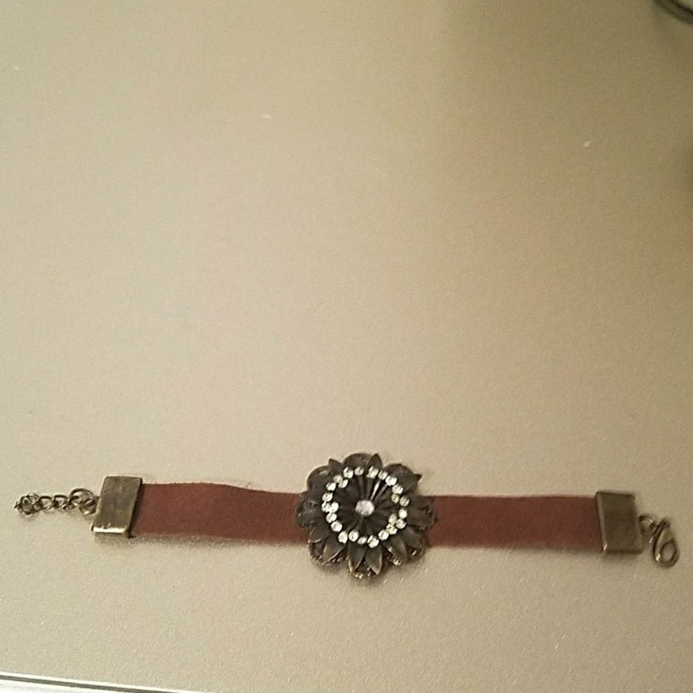 Brown flower bracelet. The Buckle type style
