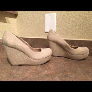 ‼️Moving sale‼️ Barely worn Aldo wedges, size 6!