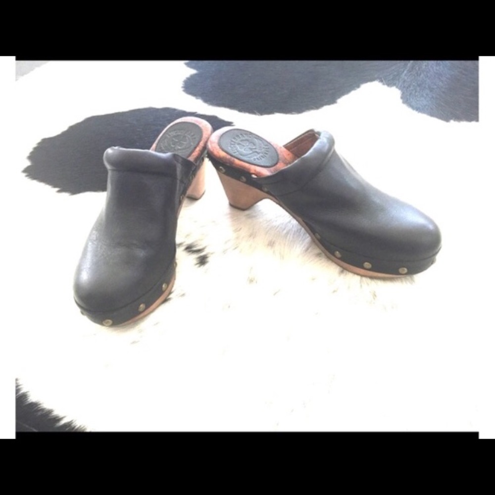 Like new Lucky brand leather clogs/mules.