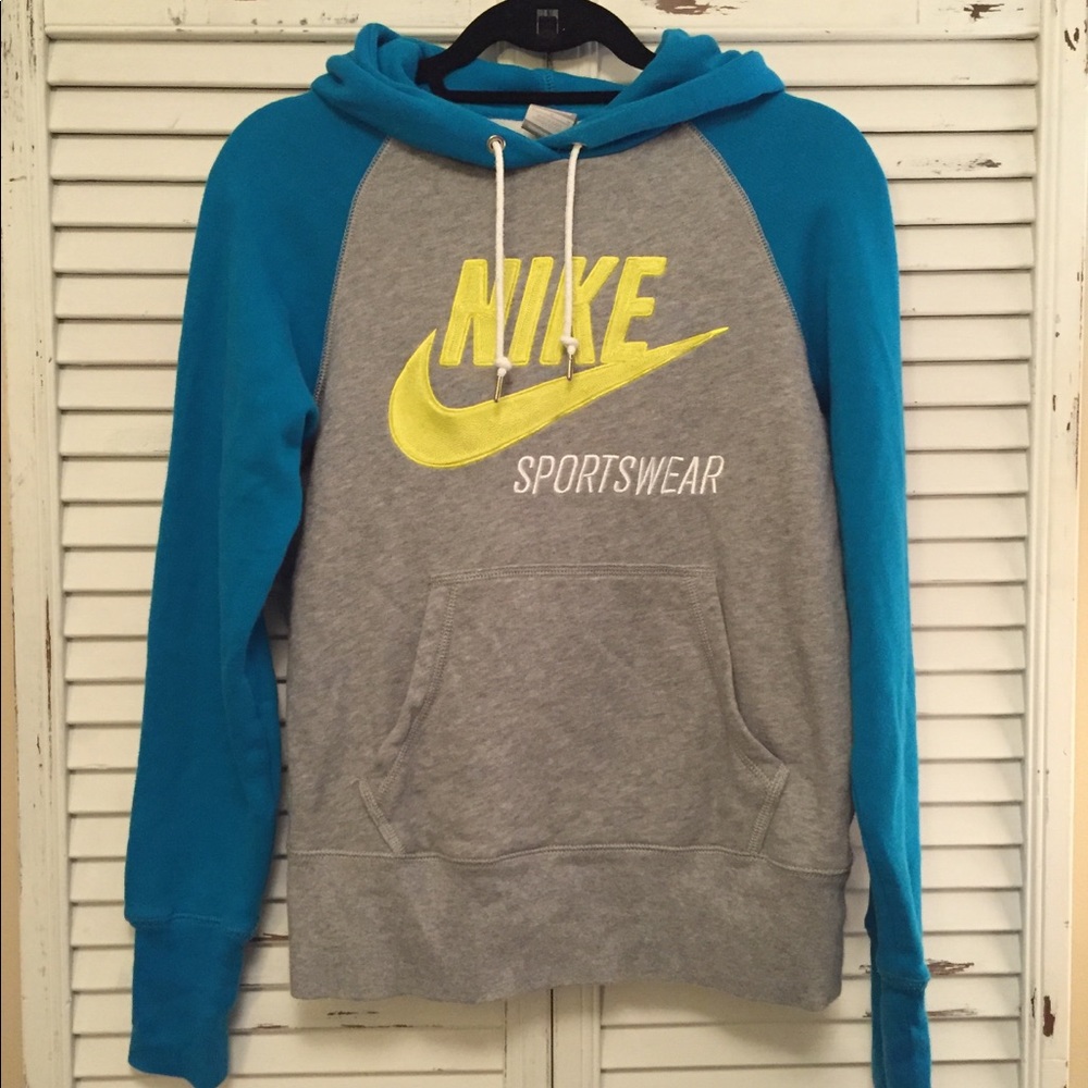 Women's Medium Nike Sweatshirt