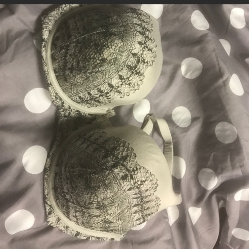 *SOLD*Like new Victoria’s Secret bra