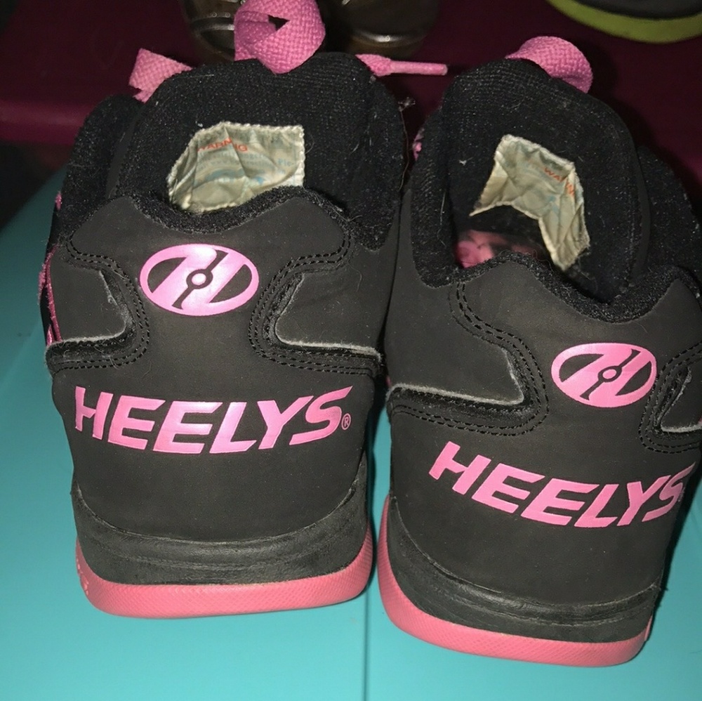 Girls pink n black heelys