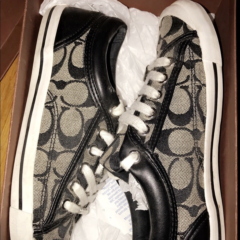 WOMENS COACH SNEAKER 6.5 fits a 7 perfectly