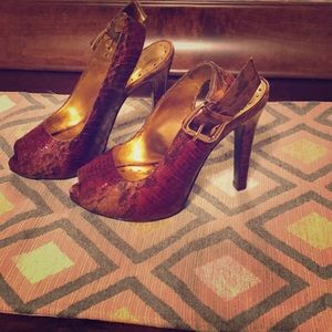 Open toe heels. Alligator print