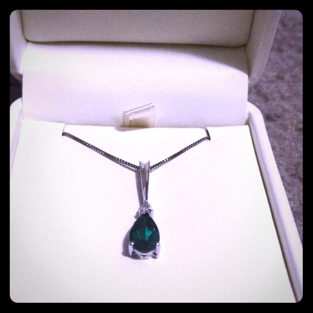 Emerald stone necklace