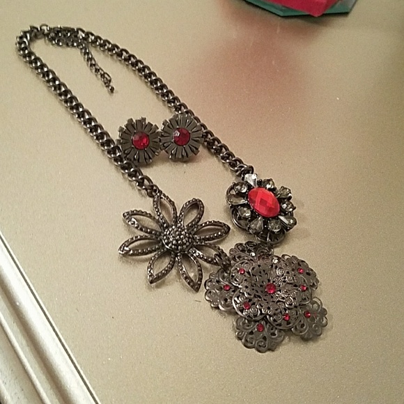 Dark chrome necklace & earring set w/ red stones - Picture 3 of 8