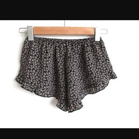 Brandy Melville Pants - Brandy Melvile Vodi ruffle shorts