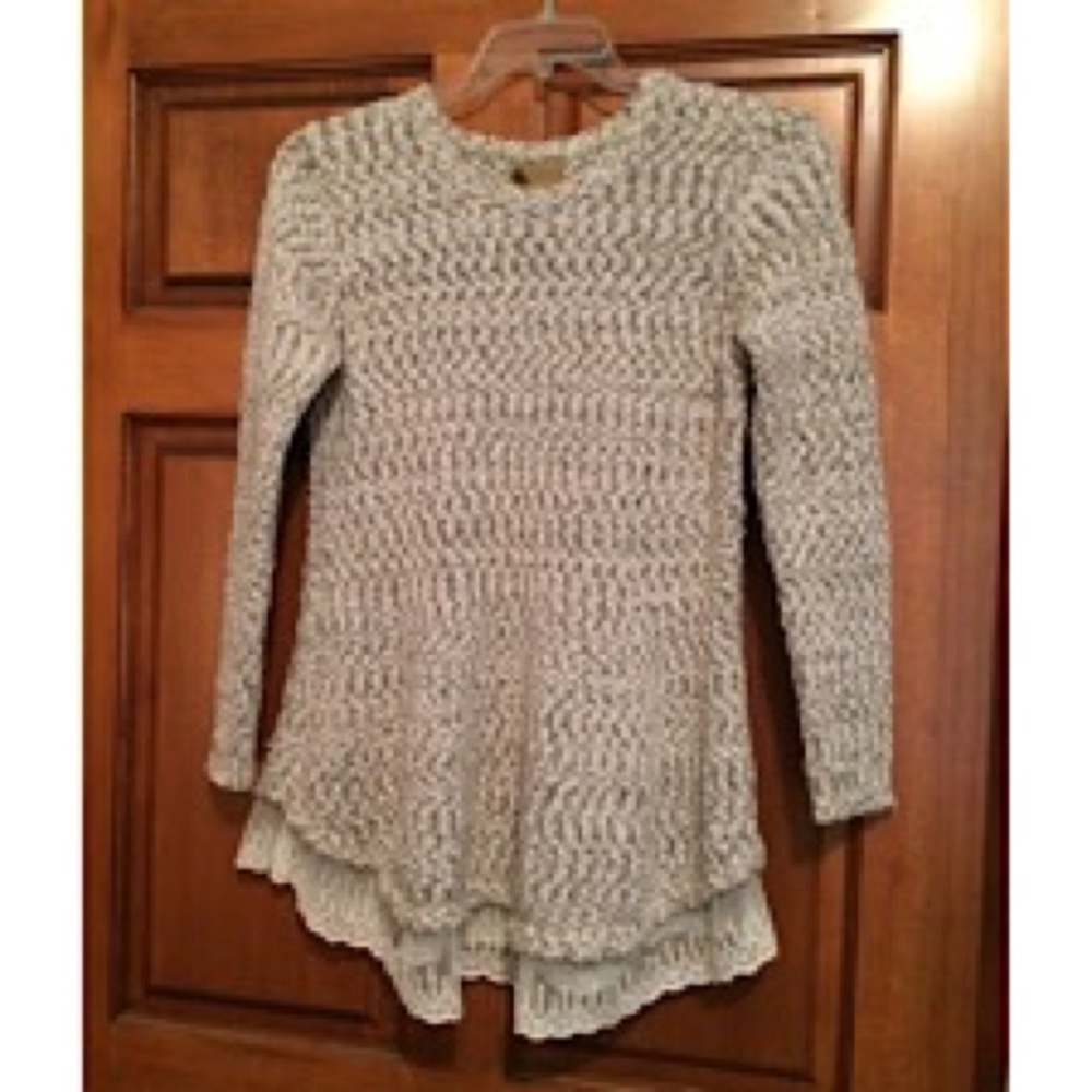 Oatmeal sweater with swingy lace hem