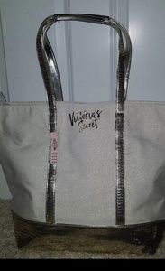 Vs tote with zipper