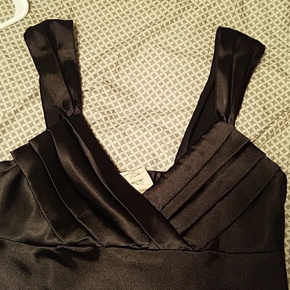 Black satin looking top w/ sweetheart neckline - Picture 3 of 6