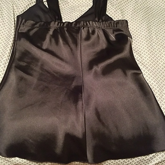 Black satin looking top w/ sweetheart neckline - Picture 4 of 6
