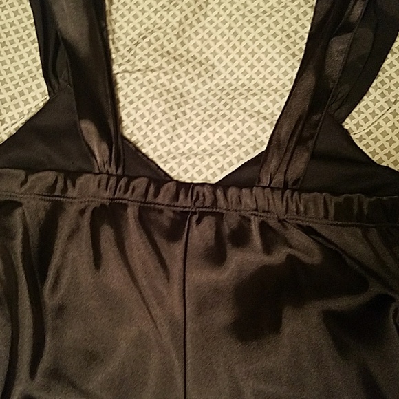 Black satin looking top w/ sweetheart neckline - Picture 5 of 6