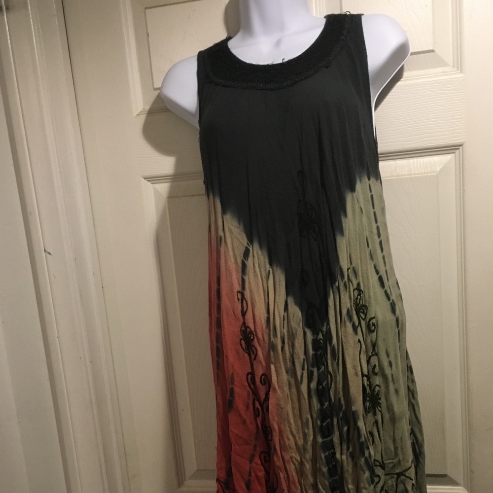 Bohemian dress with details on the neckline